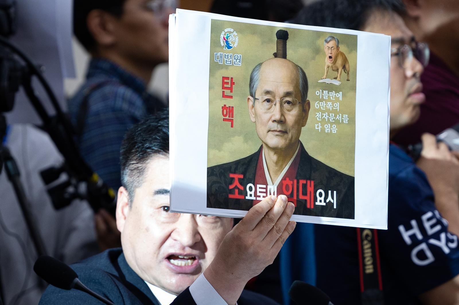 최혁진 무소속 의원이 13일 서울 여의도 국회에서 열린 법제사법위원회의 대법원 등에 대한 국정감사에서 조희대 대법원장에게 질의하며 손팻말을 들어보이고 있다. 2025.10.13/뉴스1