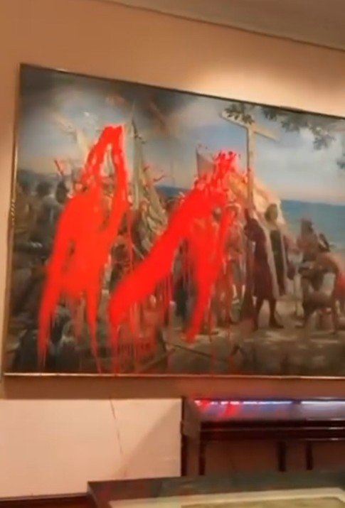 12일(현지 시간) 스페인 마드리드 해군 박물관에서 스페인 환경단체 ‘미래 식물’(Futuro Vegetal) 소속 활동가들이 콜럼버스 벽화에 붉은색 페인트를 뿌린 모습. 인스타그램 갈무리 @futurovegetal