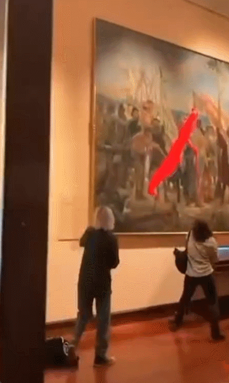 12일(현지 시간) 스페인 마드리드 해군 박물관에서 스페인 환경단체 ‘미래 식물’(Futuro Vegetal) 소속 활동가 2명이 콜럼버스 벽화에 붉은색 페인트를 투척하고 있다. 인스타그램 갈무리 @futurovegetal