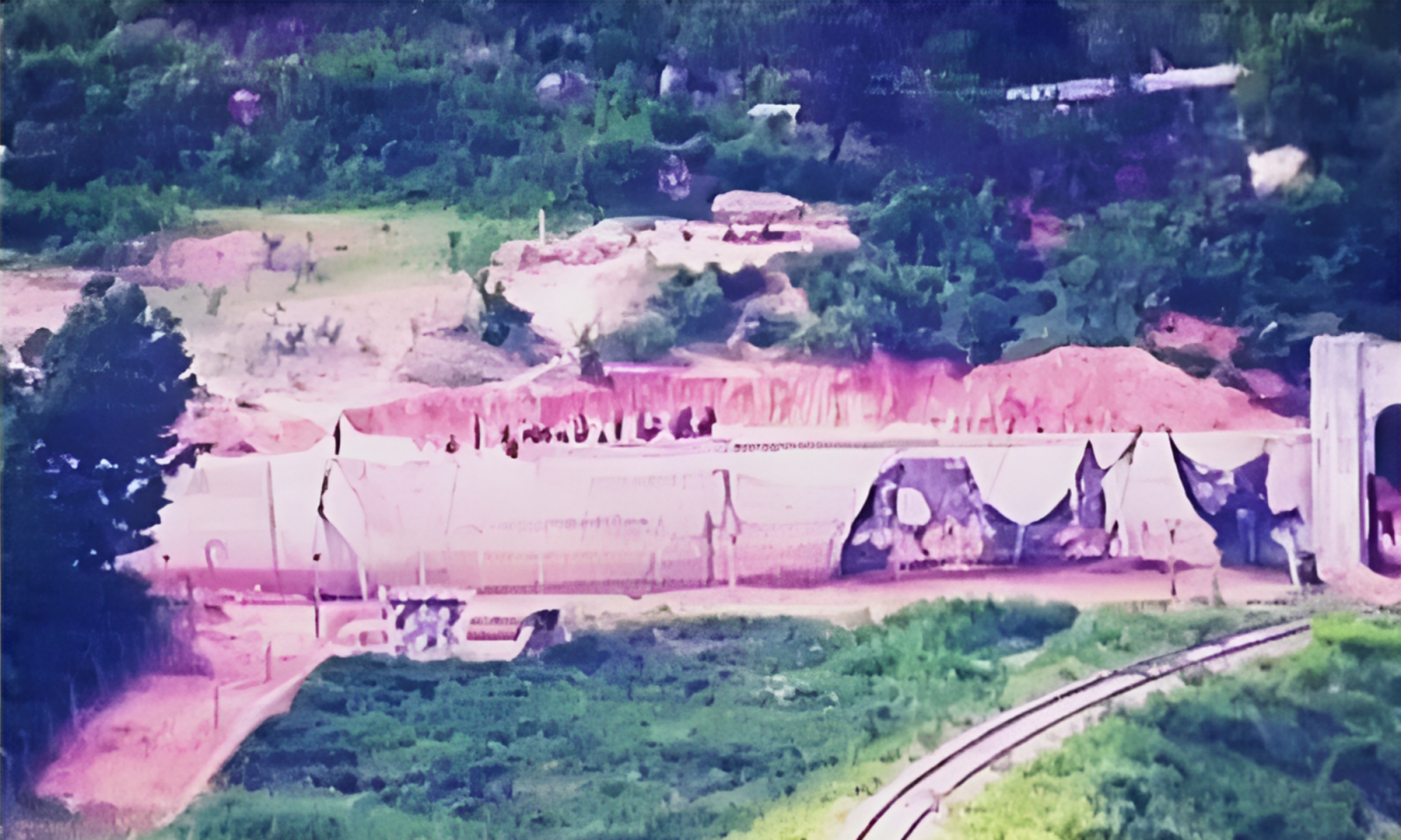 북한이 DMZ 북쪽 문산·적성·철원·고성 4곳에 총 10km 길이의 대전차방벽을 설치 중이다. 방벽은 적 전차 진입을 차단하는 군사적 장애물로, 현재 추가 건설은 중단됐으나 주변 불모지화 작업은 진행 중이다. 사진=유용원 의원실 제공