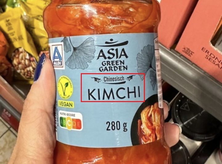독일 대형마트 ‘ALDI’에서 ‘중국 김치(Chinesisch Kimchi)’로 표기해 판매 중인 자체 브랜드 ‘ASIA GREEN GARDEN’ 김치 제품. 사진=뉴시스