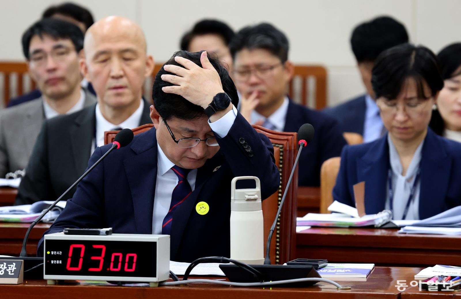 김성환 기후에너지환경부 장관이 14일 서울 여의도 국회에서 열린 기후에너지환경노동위원회의 기후에너지환경부에 대한  첫 국정감사에서 자리에 앉아 있다. 야당 의원들이 준비 미흡을 지적하면서 정회하기도 했다. 변영욱 기자 cut@donga.com