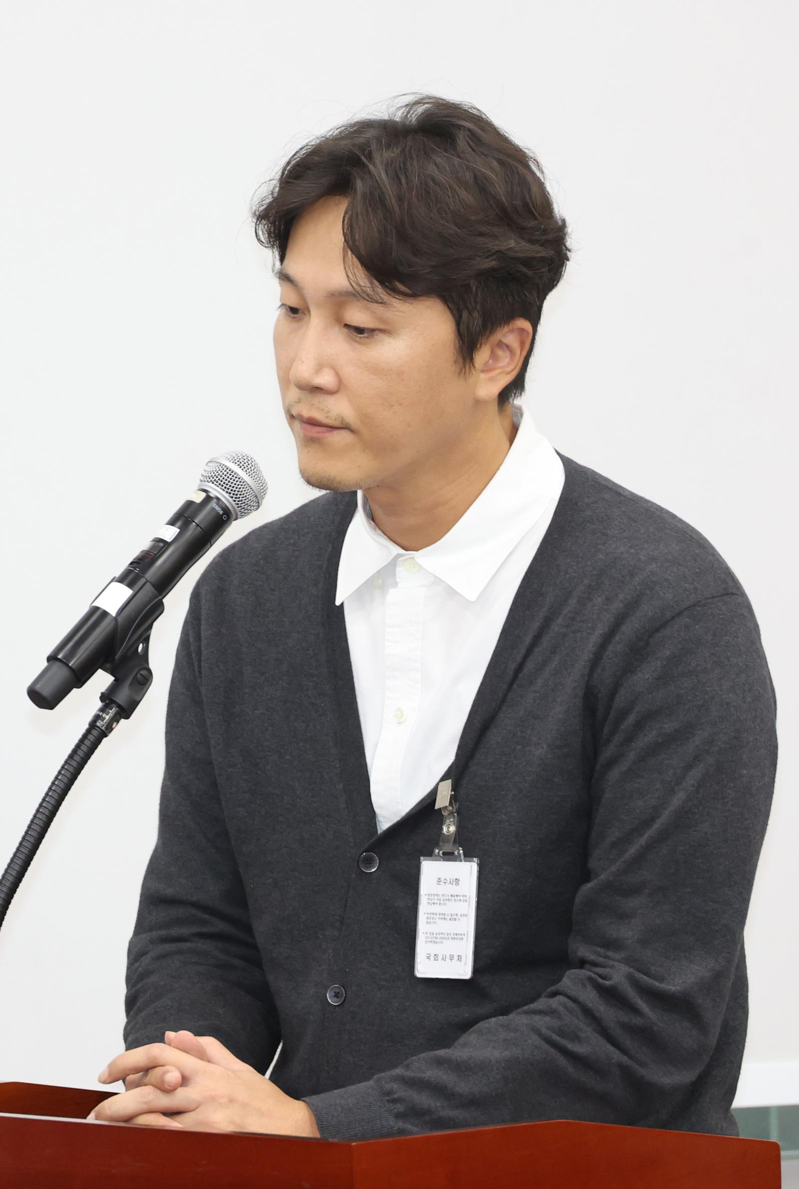 양재웅 더블유(W)진병원 대표가 23일 서울 여의도 국회에서 열린 보건복지위원회의 보건복지부 등 종합 국정감사에 증인으로 출석해 환자 사망 사건 관련 서미화 더불어민주당 의원의 질의를 듣고 있다. 2024.10.23. 서울=뉴시스