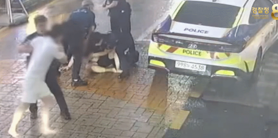 테이저건 스턴 기능을 사용해 행패부리는 A 씨를 제압하는 경찰관. 대전경찰청 유튜브 영상 캡처