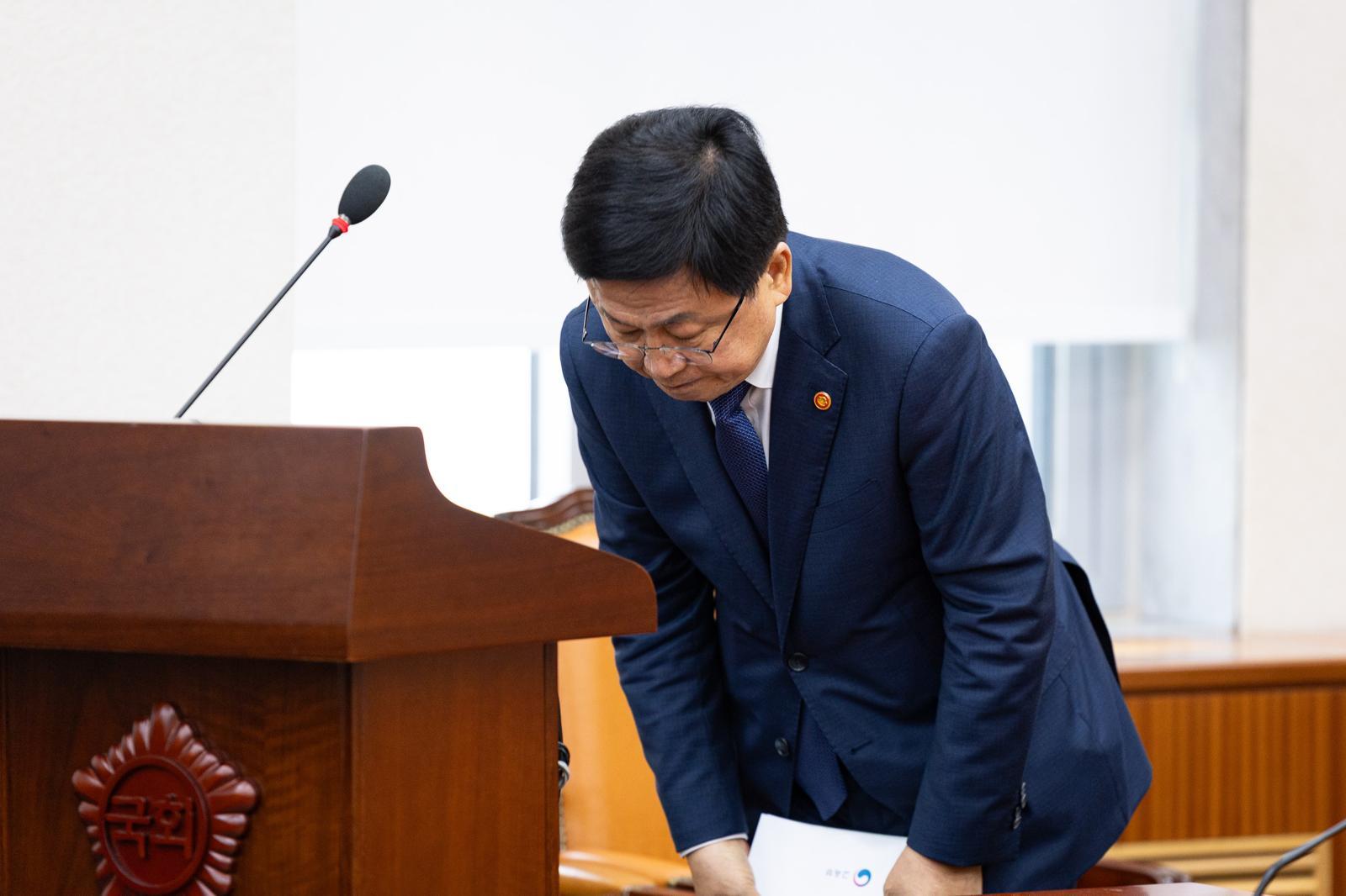 최교진 교육부 장관이 14일 서울 여의도 국회에서 열린 교육위원회의 교육부 등에 대한 국정감사에서 인사말을 마친 후 고개 숙여 인사하고 있다. 2025.10.14/뉴스1