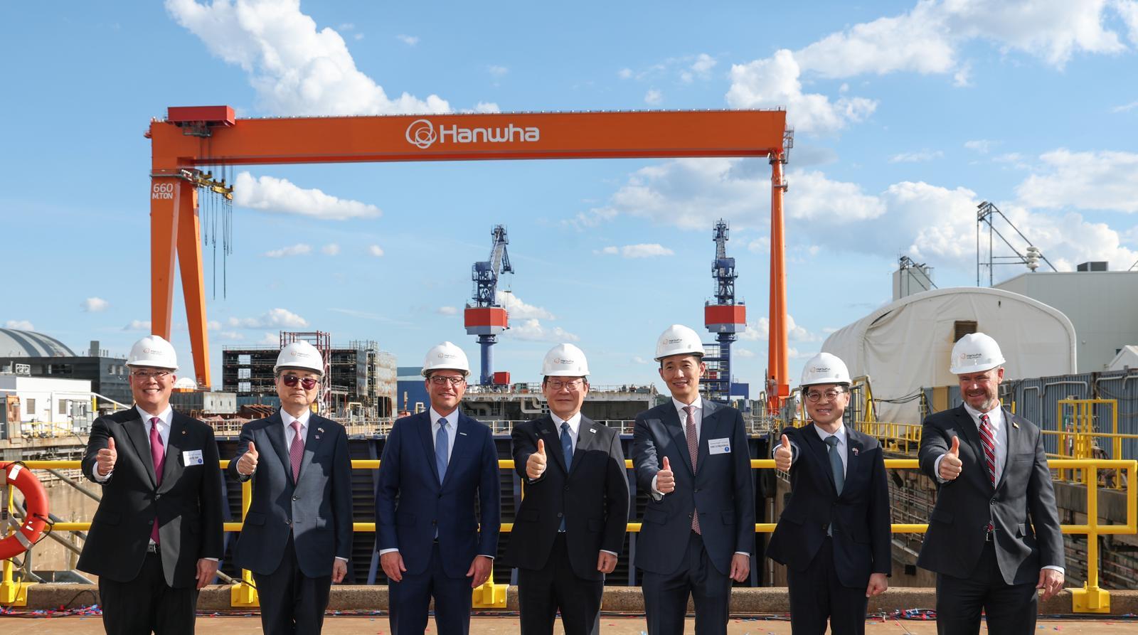 이재명 대통령과 김동관 한화그룹 부회장이 26일(현지 시간) 미국 필라델피아 한화필리조선소에서 열린 선박 명명식에서 기념 촬영을 하고 있다. 좌측부터 데이비드 김 한화필리조선소 대표, 조현 외교부 장관, 조쉬 샤피로 펜실베니아 주지사, 이재명 대통령, 김동관 한화그룹 부회장, 김정관 산업통상자원부 장관, 토드영 인디애나주 상원의원 (한화 제공) 2025.8.27 뉴스1