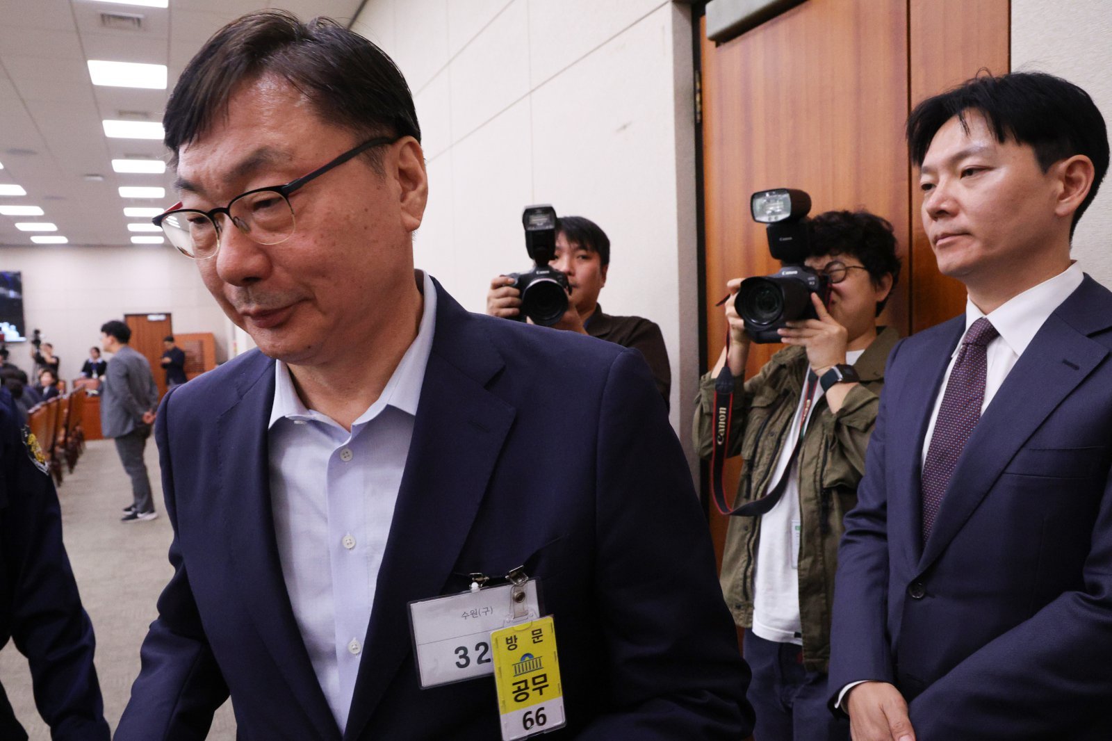 이화영 전 경기도 평화부지사(왼쪽)가 14일 서울 여의도 국회 법제사법위원회에서 열린 법무부 등에 대한 국정감사에서 의원 질의를 마친 후 자신의 대북 송금 사건을 수사했던 박상용 법무연수원 교수를 지나치고 있다. 2025.10.14 뉴스1