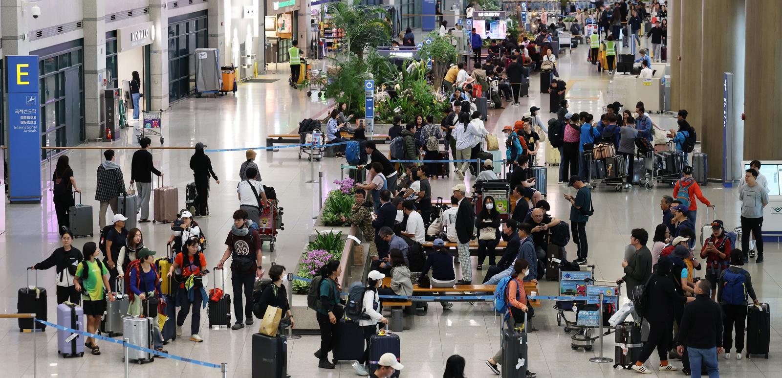 추석 황금연휴를 해외에서 보내고 돌아온 여행객들이 12일 인천국제공항 1터미널로 귀국하고 있다. 12일 인천국제공항공사에 따르면 이번 추석 황금연휴 동안 인천국제공항의 하루 평균 이용객이 21만7000명을 넘어서며 2001년 개항 이후 역대 추석 연휴 중 가장 많은 인파가 몰렸다. 열흘간의 연휴 동안 245만명이 넘는 여객이 공항을 이용한 것으로 추산된다. 2025.10.12. 뉴스1