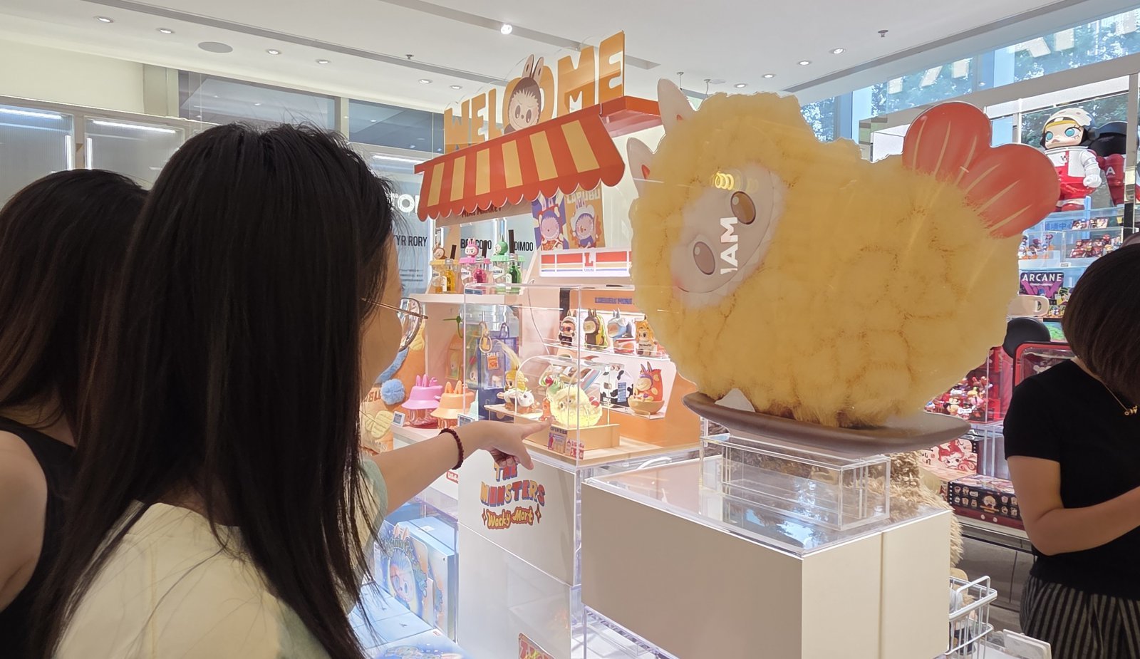 지난 12일 오후 중국 베이징 차오양구 포스코센터 1층에 있는 캐릭터숍인 팝마트(Pop Mart) 매장에서 방문객들이 ‘라부부(Labubu)’ 등 캐릭터 제품들을 살펴보고 있다. 2025.06.15 [베이징=뉴시스]