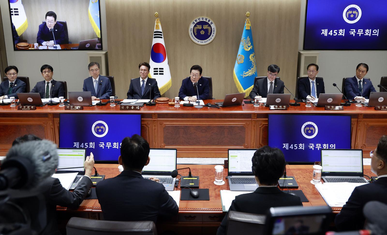 이재명 대통령이 14일 서울 용산 대통령실 청사에서 열린 국무회의에서 발언하고 있다. 2025.10.14. 뉴시스