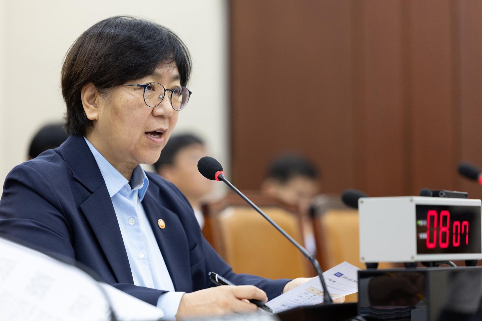 정은경 보건복지부 장관이 14일 서울 여의도 국회에서 열린 보건복지위원회 보건복지부 등에 대한 국정감사에 출석해 의원 질의에 답변하고 있다. 2025.10.14/뉴스1