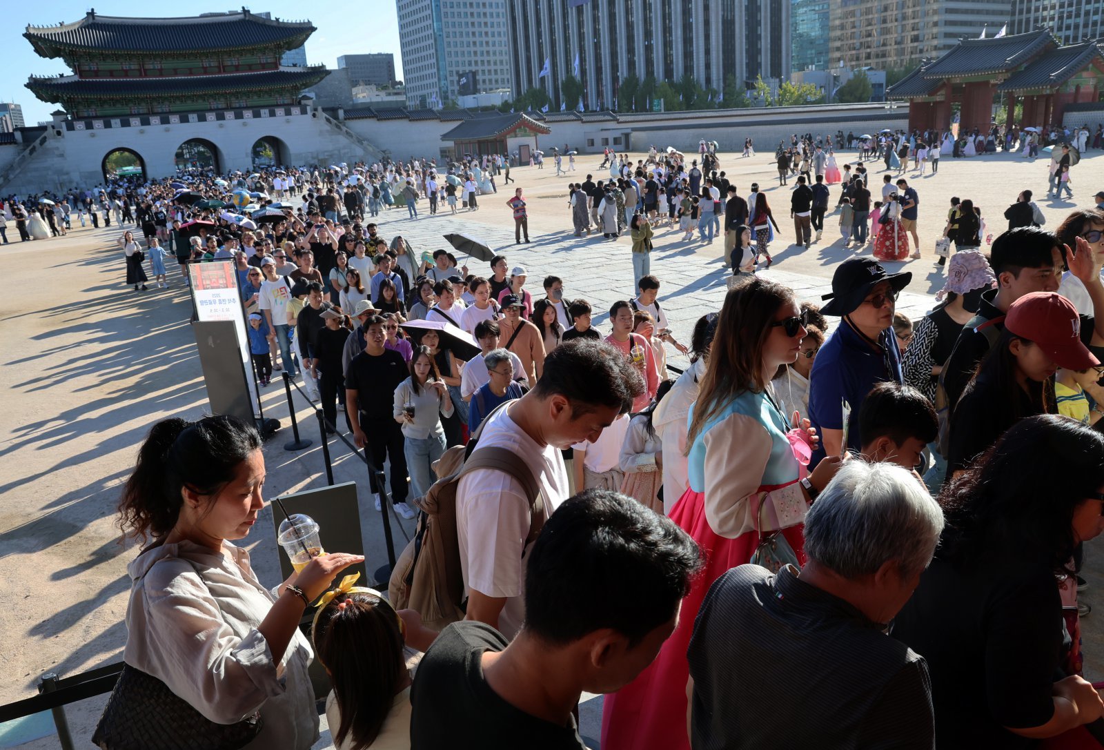 추석 연휴 엿새째인 8일 오후 서울 종로구 경복궁이 시민들과 내외국인 관광객들로 북적이고 있다. 2025.10.08 [서울=뉴시스]