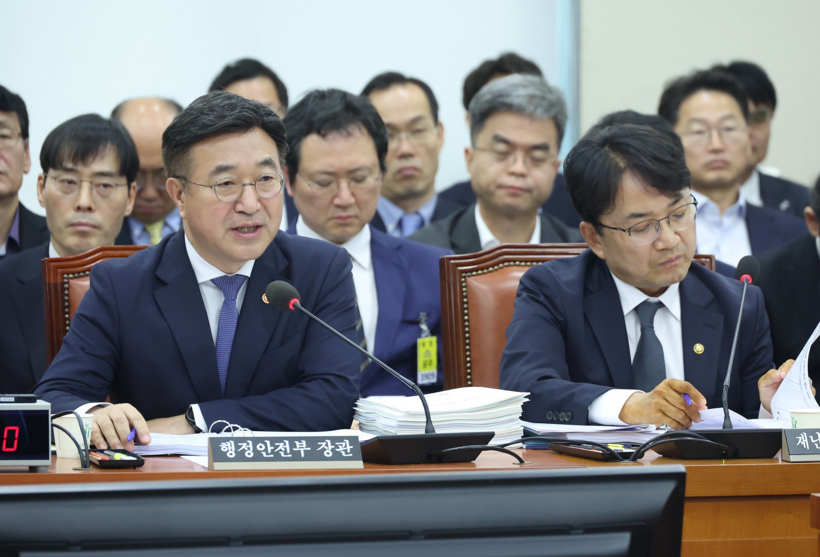 윤호중 행정안전부 장관이 14일 서울 여의도 국회에서 열린 행정안전위원회의 행정안전부 등 국정감사에서 의원 질의에 답하고 있다. 2025.10.14 [서울=뉴시스]