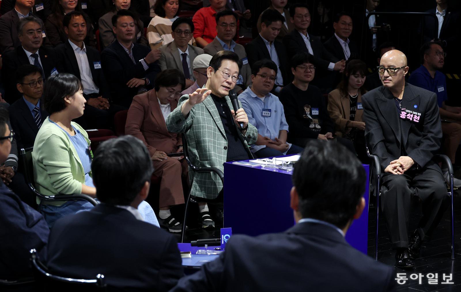 이재명 대통령이 14일 서울 동대문구 KOCCA 콘텐츠문화광장에서 열린 ‘디지털토크라이브: 국민의 목소리, 정책이 되다’에서 모두발언을 하고 있다. 2025.10.14 송은석 기자 silverstone@donga.com