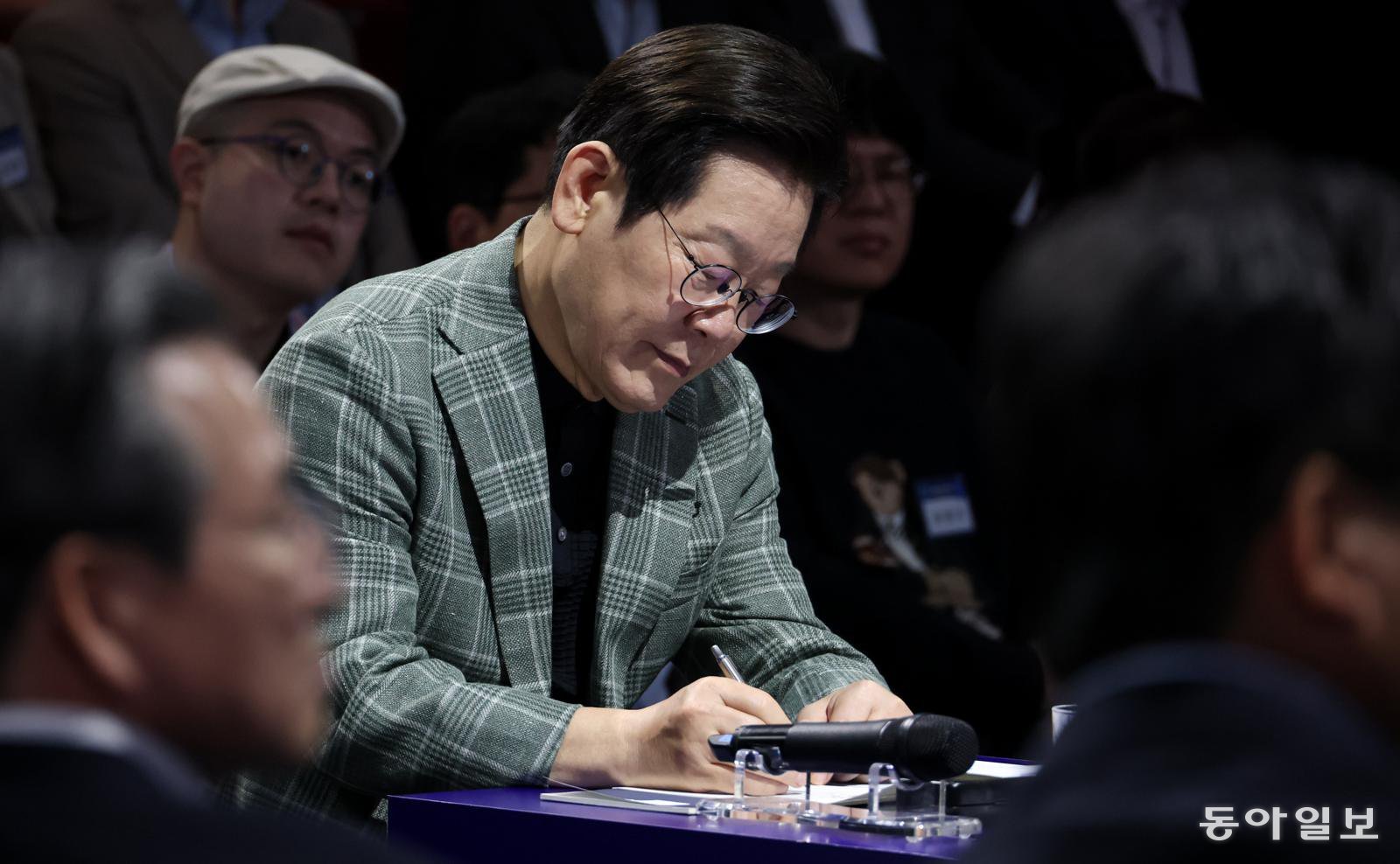 이재명 대통령이 14일 서울 동대문구 KOCCA 콘텐츠문화광장에서 열린 ‘디지털토크라이브: 국민의 목소리, 정책이 되다’에서 필기를 하고 있다. 2025.10.14 송은석 기자 silverstone@donga.com