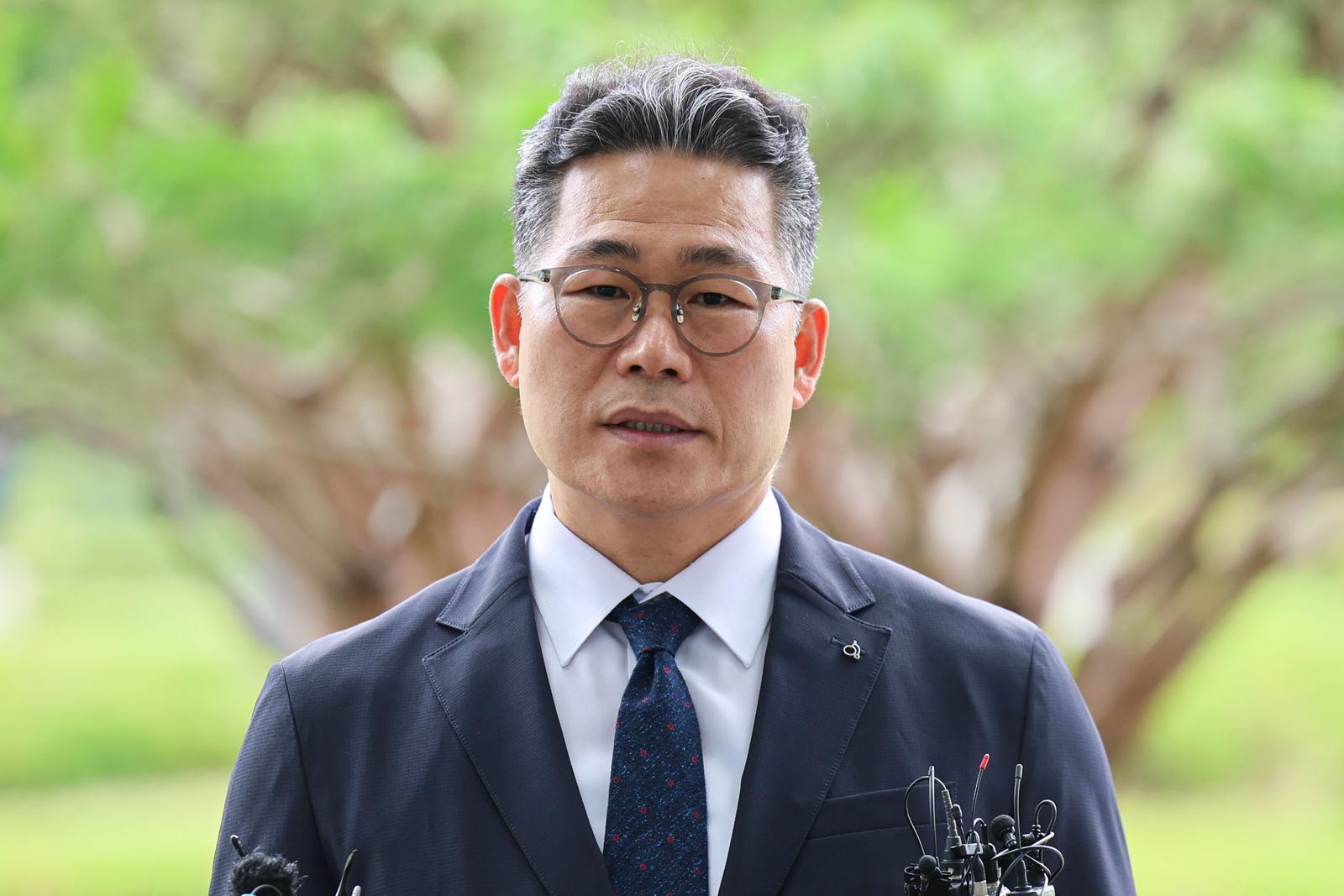 백해룡 전 영등포경찰서 형사과장(경정)이  임은정 동부지검장과 비공개 면담을 위해 7월 17일 서울 송파구 서울동부지방검찰청으로 들어가며 취재진 질의에 답하고 있다. 2025.07.17 서울=뉴시스