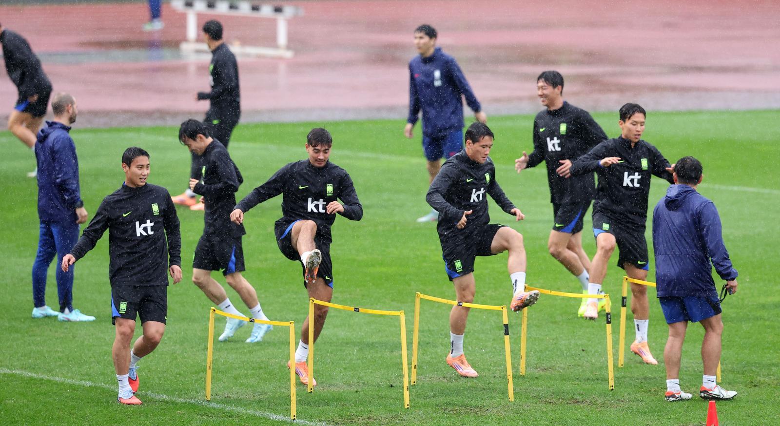 파라과이와 평가전을 앞둔 대한민국 축구대표팀 옌스 카스트로프 등 선수들이 13일 경기 고양시 고양종합운동장 보조구장에서 훈련을 하고 있다. 2025.10.13. 고양=뉴시스