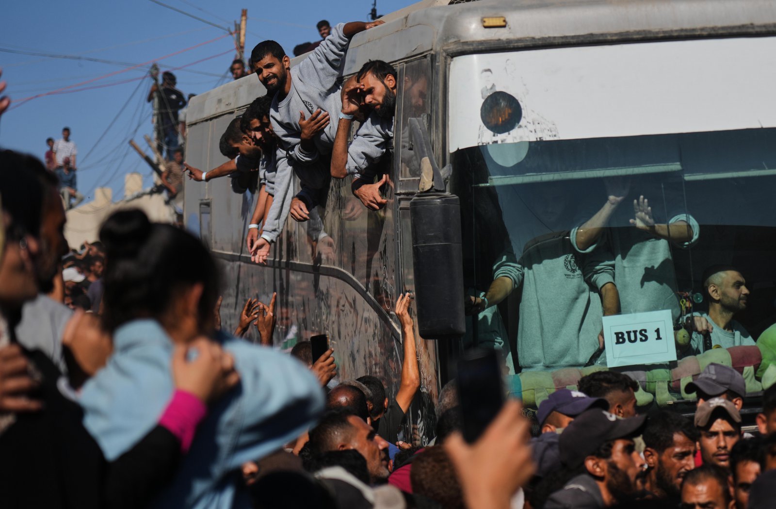 팔 수감자 전원 석방
13일 이스라엘 인질과 맞교환으로 풀려난 팔레스타인 수감자들이 가자지구 남부 거점도시인 칸유니스에 도착해 주민들의 환영을 받고 있다. 이날 이스라엘은 팔레스타인 수감자 1968명을 전원 석방했다. 이들 중 1700여 명은 가자전쟁 도중 이스라엘군에 붙잡혀 기소 없이 구금됐고, 250여 명은 이스라엘인을 위협한 혐의 등으로 복역해왔다. 칸유니스=AP 뉴시스