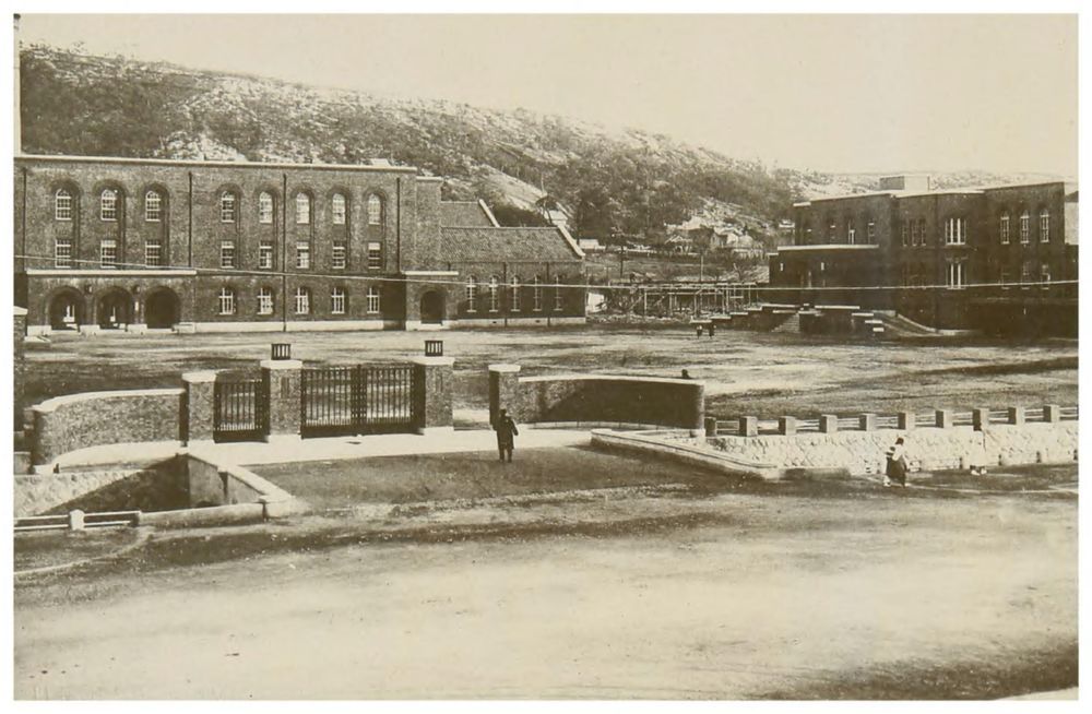 1926년 개교한 경성제국대 법문학부(왼쪽)와 본부 건물(오른쪽). 본부는 광복 이후 서울대 본관으로 쓰이다가 현재는 한국문화예술위원회 ‘예술가의 집’으로 사용되고 있다. 사진 출처 서울역사박물관