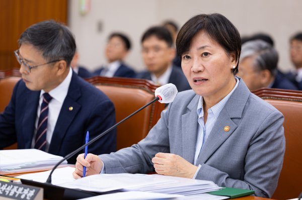 14일 여의도 국회에서 농어촌 기본소득에 대해 발언하는 송미령 농식품부 장관. (출처=뉴스1)