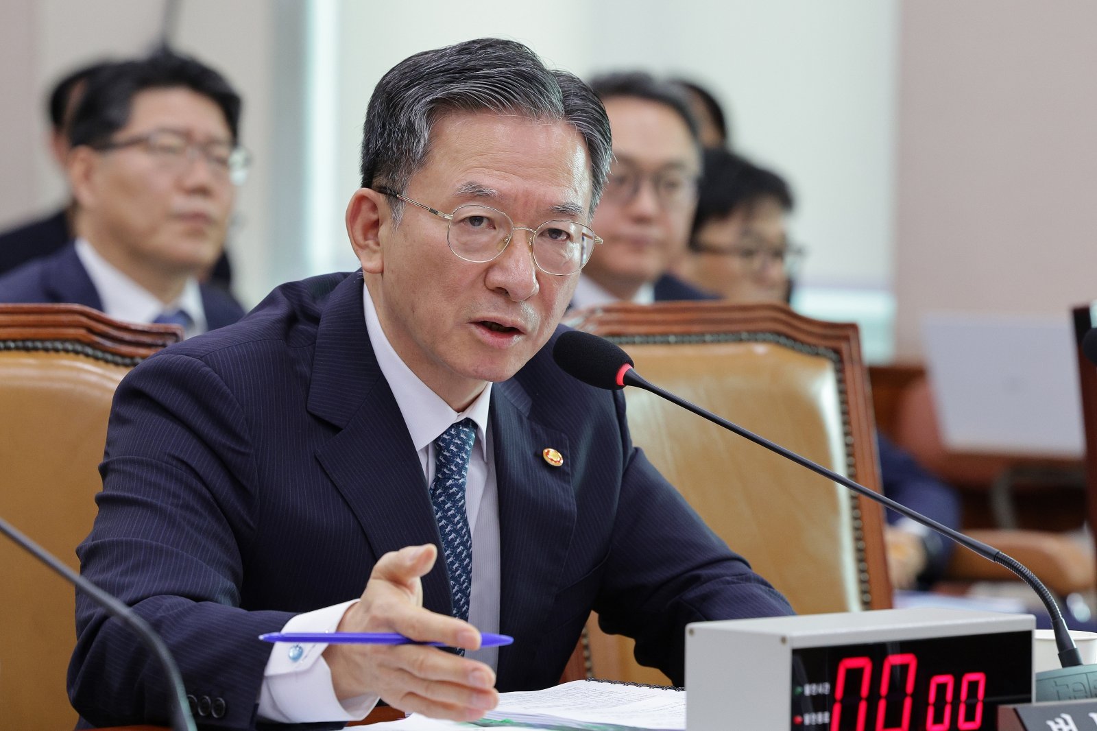 정성호 법무부 장관이 14일 서울 여의도 국회 법제사법위원회에서 열린 법무부 등에 대한 국정감사에서 의원 질의에 답변하고 있다. 2025.10.14/뉴스1