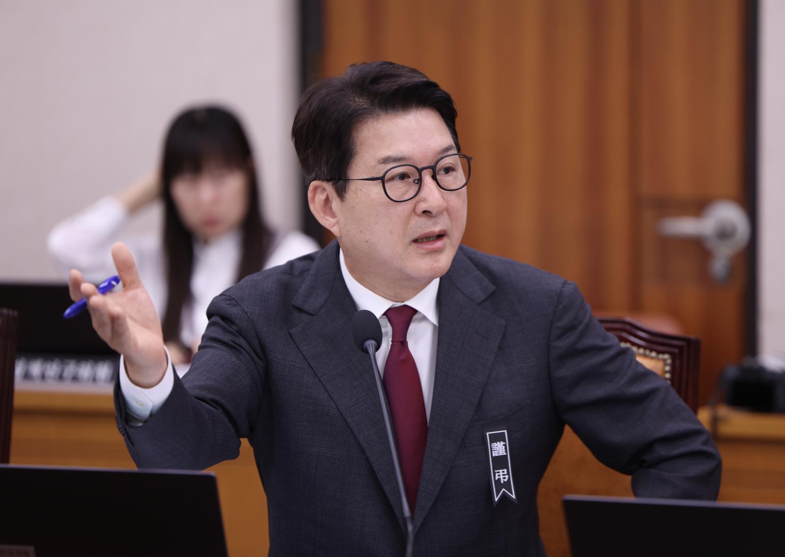 신동욱 국민의힘 의원이 14일 오전 서울 여의도 국회 법제사법위원회에서 열린 법무부 등에 대한 국정감사에서 정성호 법무부 장관에게 질의하고 있다. 2025.10.14 [서울=뉴시스]