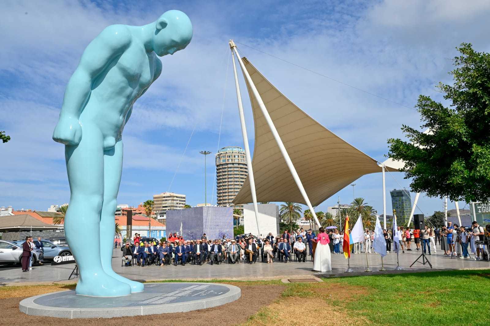 주스페인 대사관 라스팔마스분관이 14일(현지 시간) 한국과 스페인 수교 75주년을 기념해 이날 라스팔마스 라루스항에서  ‘그리팅맨(greeting man)’ 기념조각상 제막식을 개최했다. 주스페인라스팔마스분관 제공