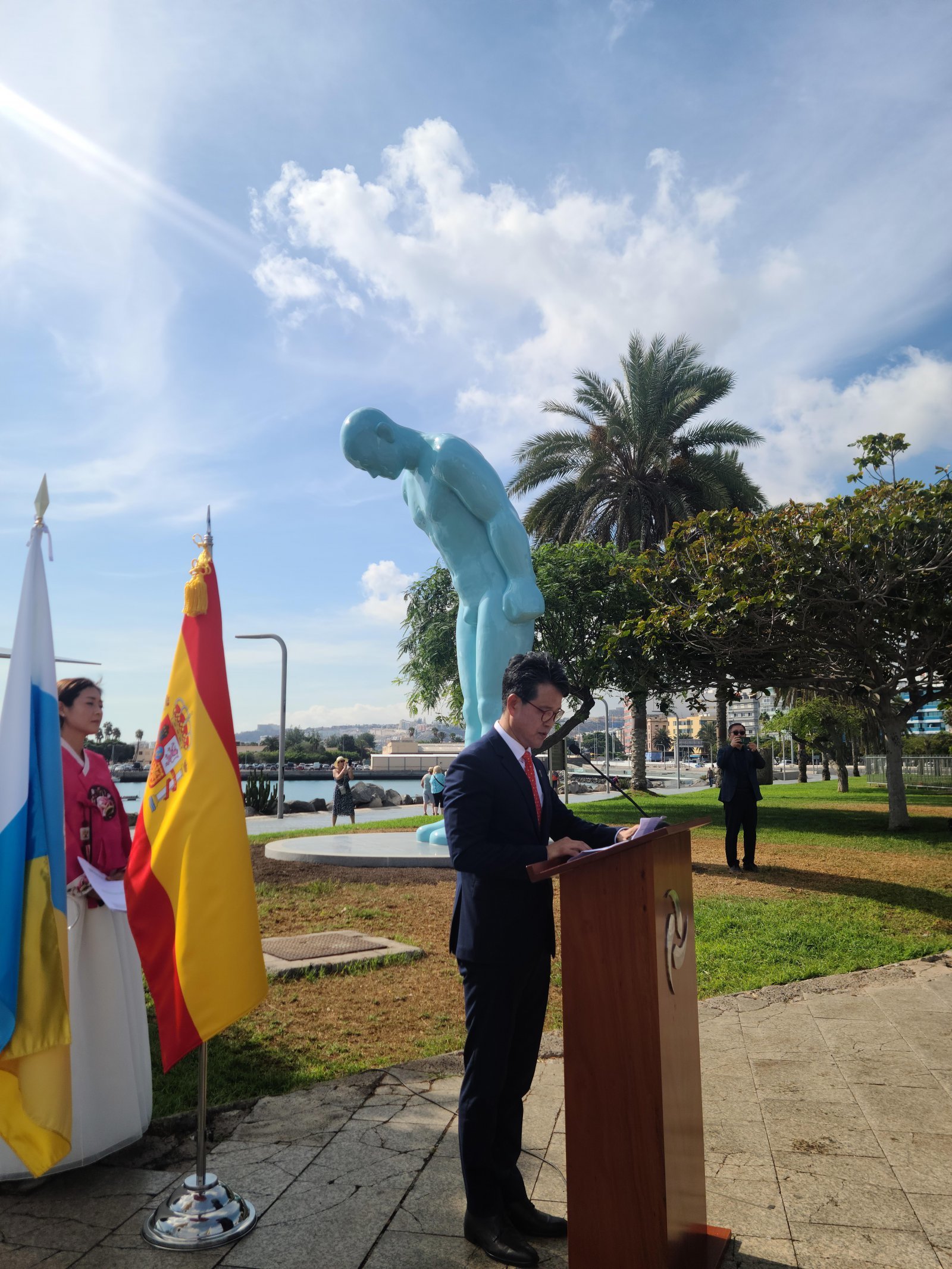 고문희 주스페인 라스팔마스 총영사(사진)가 14일(현지 시간) 한국과 스페인 수교 75주년을 기념해 이날 라스팔마스 라루스항에서 열린 ‘그리팅맨(greeting man)’ 기념조각상 제막식에서 축사를 하고 있다. 주스페인라스팔마스분관 제공