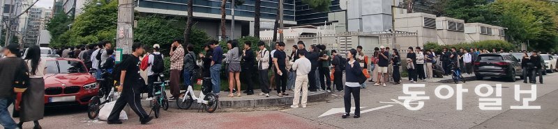 14일 서울 성동구 팔란티어 팝업스토어 건물 앞에서 방문객들이 입장 대기를 하는 모습. 15일까지 열리는 이 팝업스토어에는 기업 간 거래(B2B) 기업의 팝업스토어로는 이례적으로 많은 관람객이 몰렸다. 최원영 기자 o0@donga.com