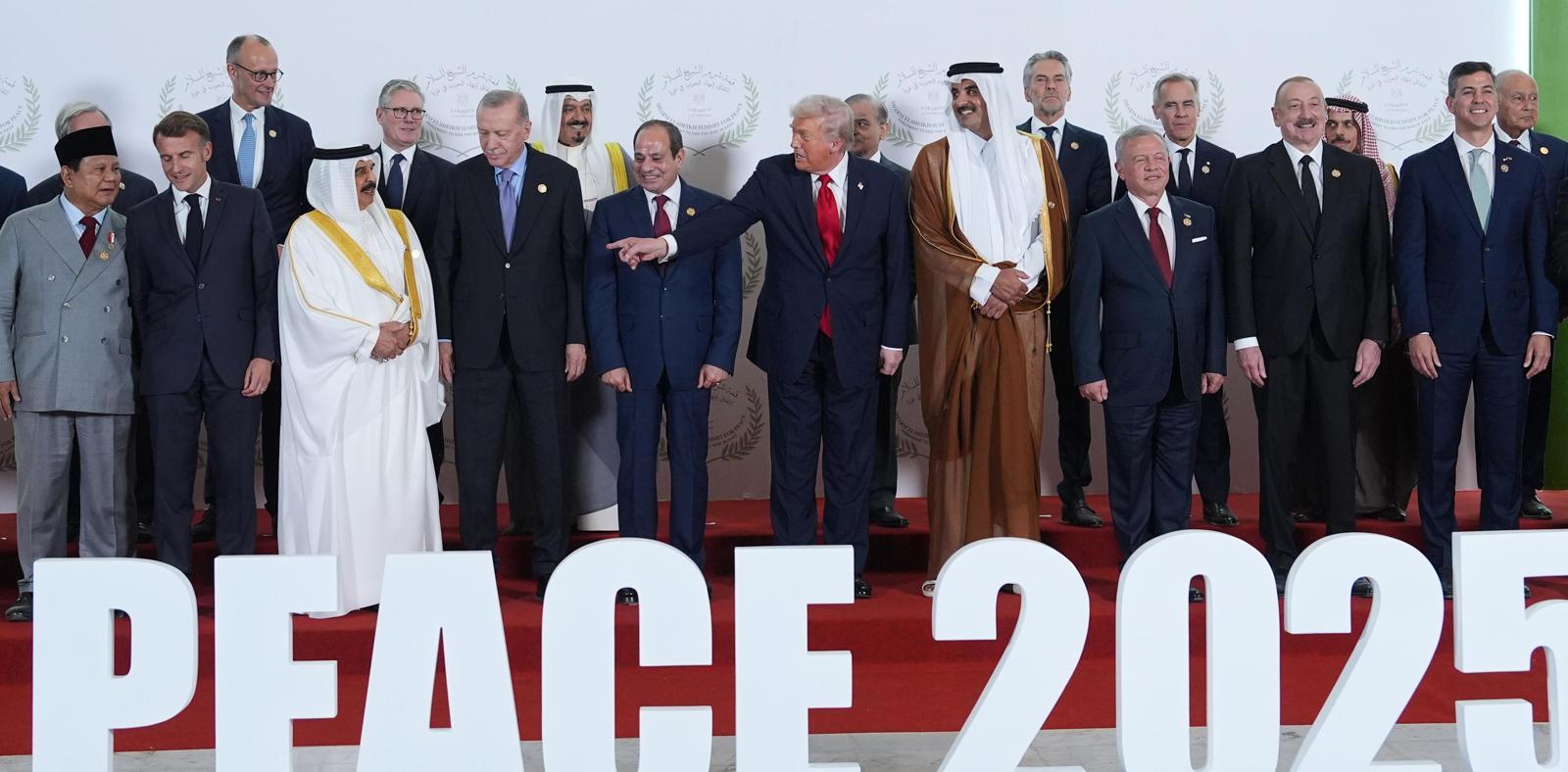 도널드 트럼프 미국 대통령(앞줄 왼쪽에서 여섯 번째)을 비롯해 이집트, 카타르, 튀르키예, 요르단, 프랑스, 독일, 영국, 이탈리아 등 유럽과 중동 30여 개국 정상이 13일(현지 시간) 이집트 샤름엘셰이크에서 열린 가자 평화정상회의 휴전협정 서명식에서 기념 촬영을 하고 있다. 샤름엘셰이크=AP 뉴시스