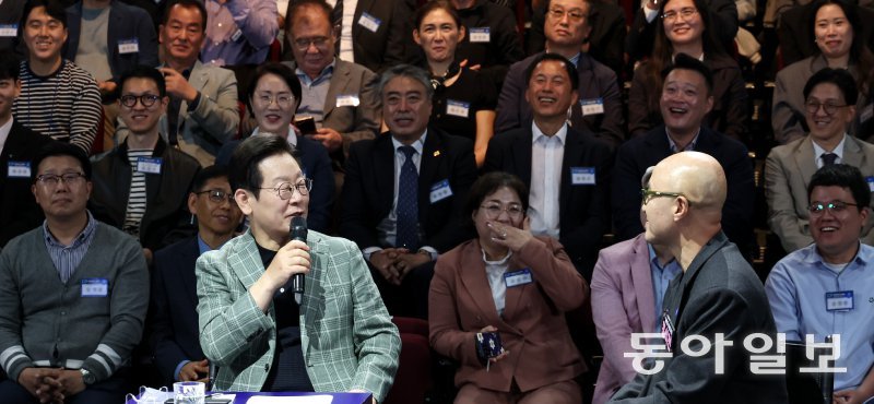 이재명 대통령이 14일 서울 동대문구 KOCCA 콘텐츠문화광장에서 열린 ‘디지털 토크라이브: 국민의 목소리, 정책이 되다’ 행사에서 발언을 하고 있다. 이 대통령은 이날 행사에서 “우리는 한 번 빚지면 죽을 때까지 쫓아다녀서 사회적으로 바람직하지 않다”며 소상공인과 자영업자에 대한 채무 탕감 필요성을 강조했다. 오른쪽은 자영업자 대표로 참석한 방송인 홍석천. 송은석 기자 silverstone@donga.com