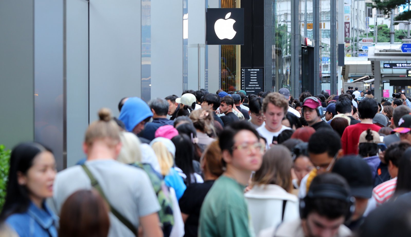 19일 서울 중구 명동 애플스토어에서 고객들이 애플 신제품 아이폰17 시리즈 구매하기 위해 줄을 서고 있다. 2025.09.19. [서울=뉴시스]