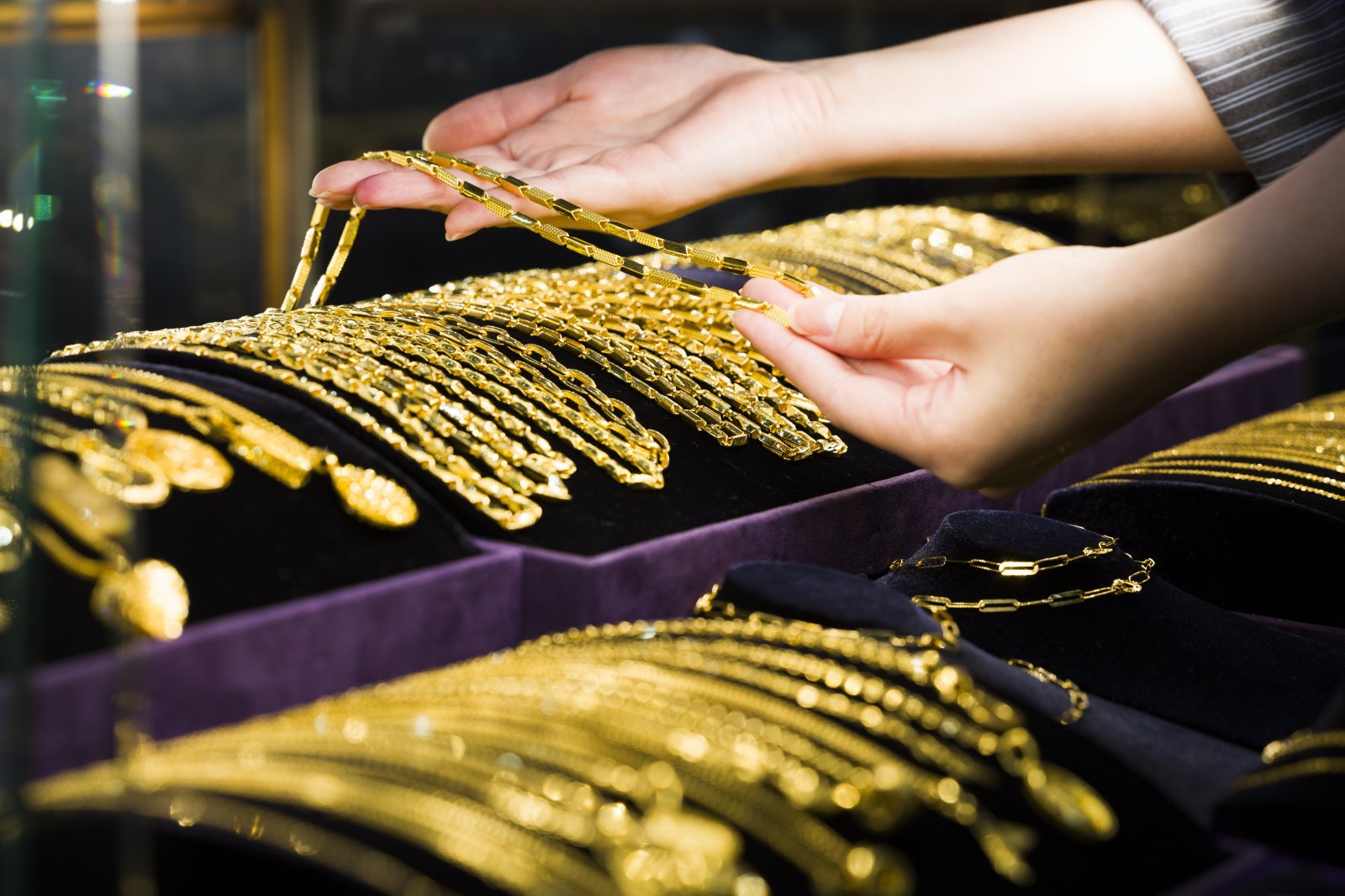 금값이 연일 최고가를 기록하는 13일 서울 종로구 골드팡 금거래소에서 직원이 금 제품을 정리하고 있다. 2025.10.13. [서울=뉴시스]