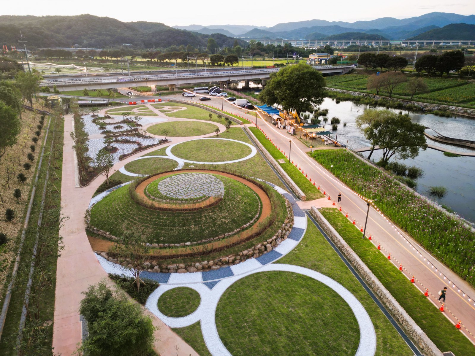 청백리정원은 조선시대 청백리 아곡 박수량 선생을 모티브로 흰 돌과 잔디로 조성됐다. 장성군 제공