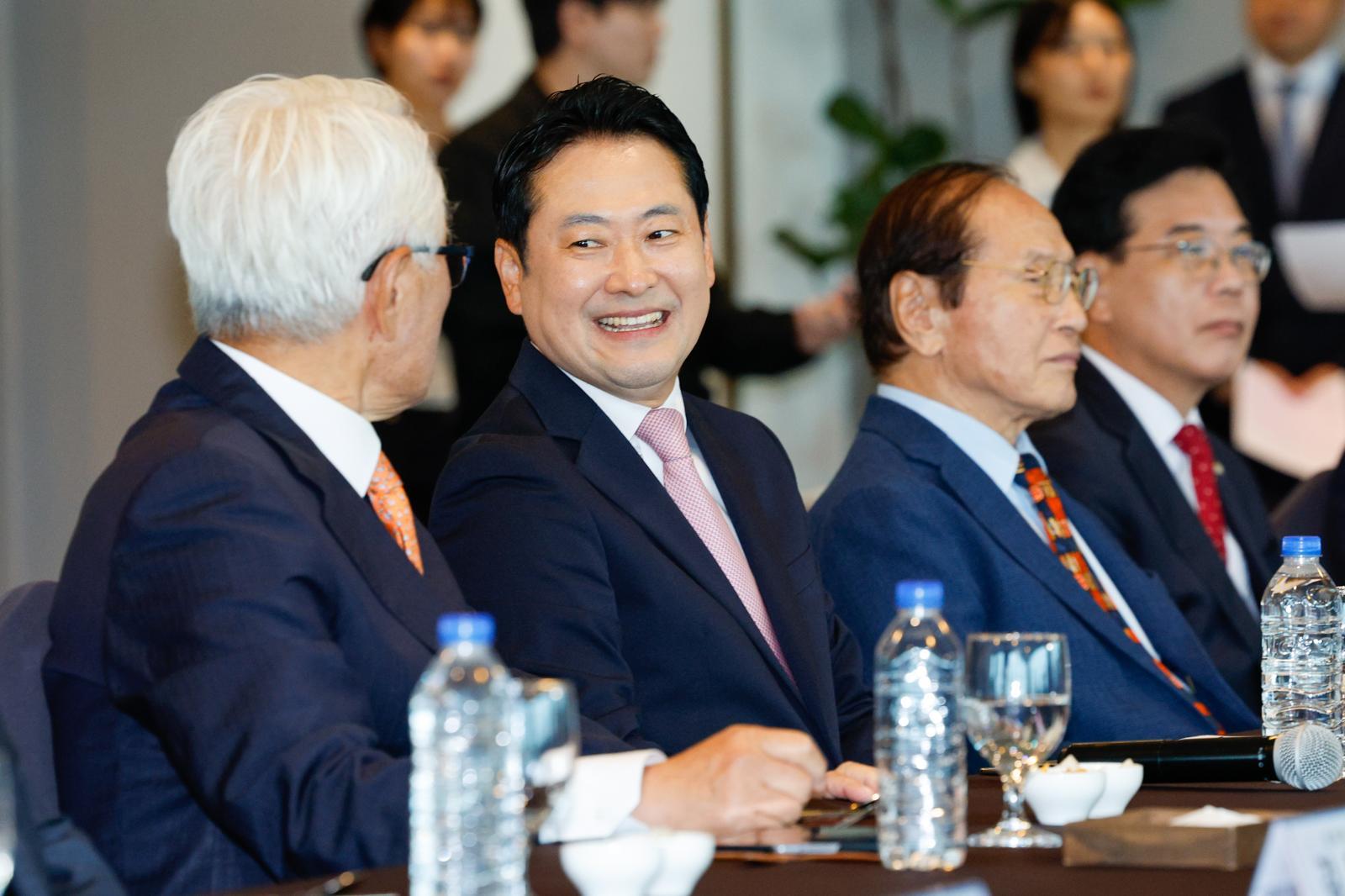 장동혁 국민의힘 대표가 13일 서울 영등포구 백원 서울시티클럽에서 열린 상임고문단 회의에 참석해 정의화 상임고문과 대화하고 있다. 2025.10.13/뉴스1