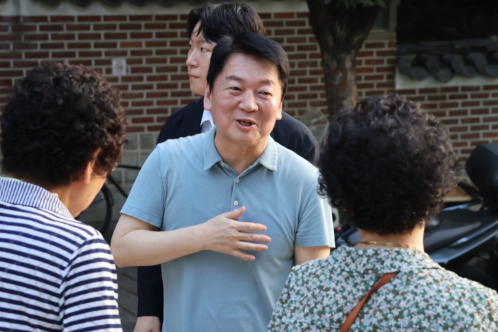 안철수 국민의힘 당대표 후보가 지난 8월 21일 대구 달성공원 새벽시장을 찾아 인사하고 있다. 안철수 의원실 제공.