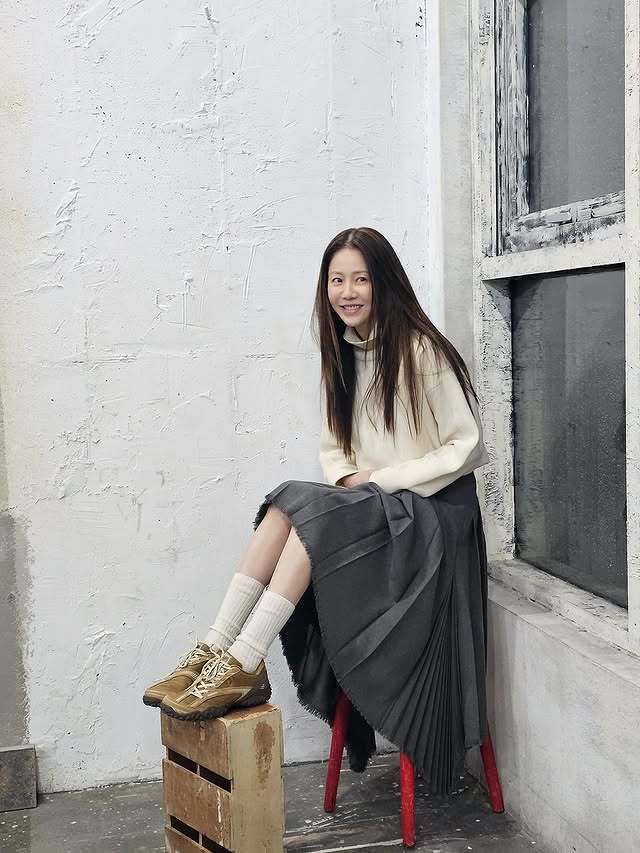 배우 고현정(54)이 SNS를 통해 근황을 공개했다. 플리츠 스커트와 운동화를 매치한 캐주얼 룩으로 동안 미모와 청순한 분위기를 자랑해 화제를 모았다. 고현정 SNS