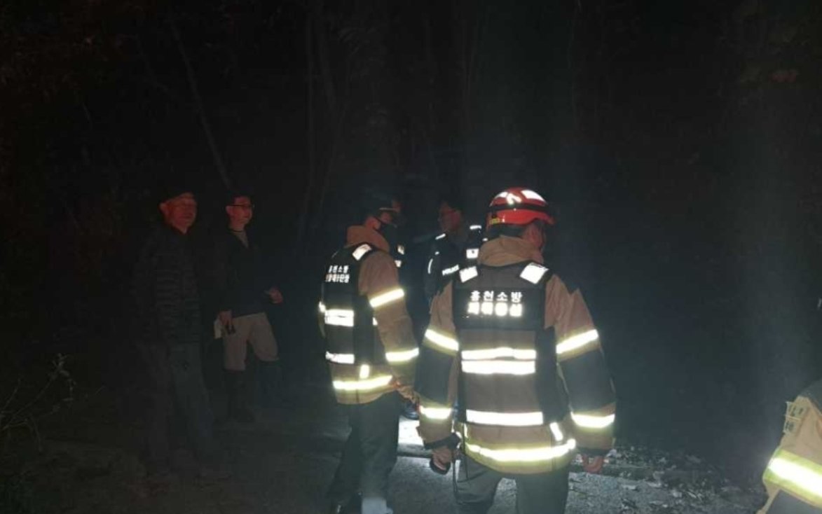 지난 14일 버섯 채취를 위해 집을 나선 60대 남성이 귀가하지 않았다는 신고가 접수된 가운데, 소방과 경찰이 같은 날 오후 9시 28분쯤 강원 홍천군 내촌면 한 야산에서 숨져 있는 그 남성을 발견했다. (강원도소방본부 제공)