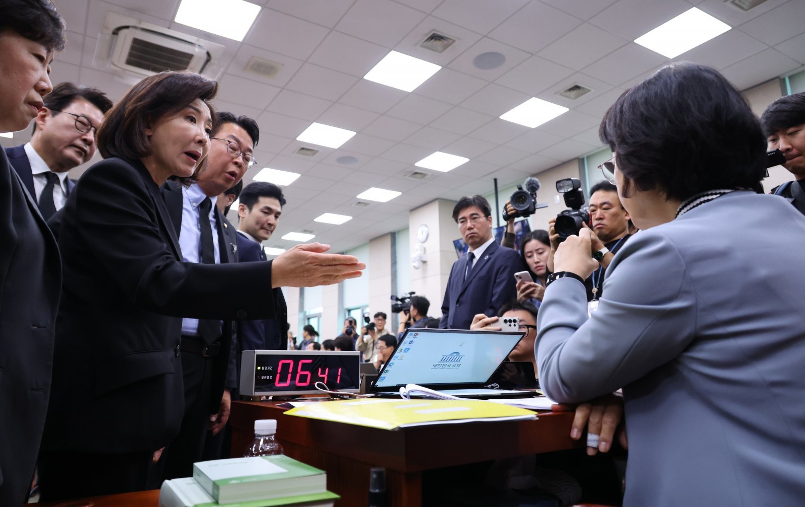 나경원 국민의힘 의원을 비롯한 법제사법위원회 의원들이 13일 서울 여의도 국회에서 열린 법제사법위원회 국정감사에서 추미애 위원장의 위원회 운영에 항의하고 있다. 2025.10.13 뉴시스