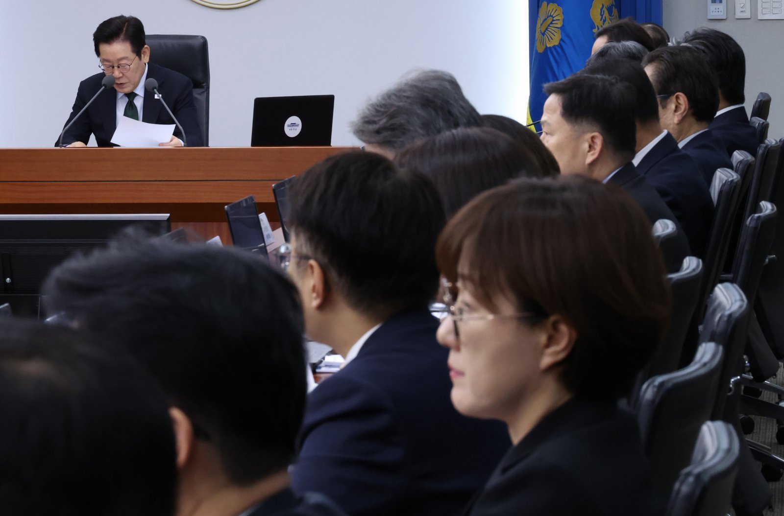 이재명 대통령이 13일 서울 용산 대통령실 청사에서 열린 수석보좌관회의에서 발언하고 있다. 오른쪽은 김현지 제1부속실장. 대통령실통신사진기자단