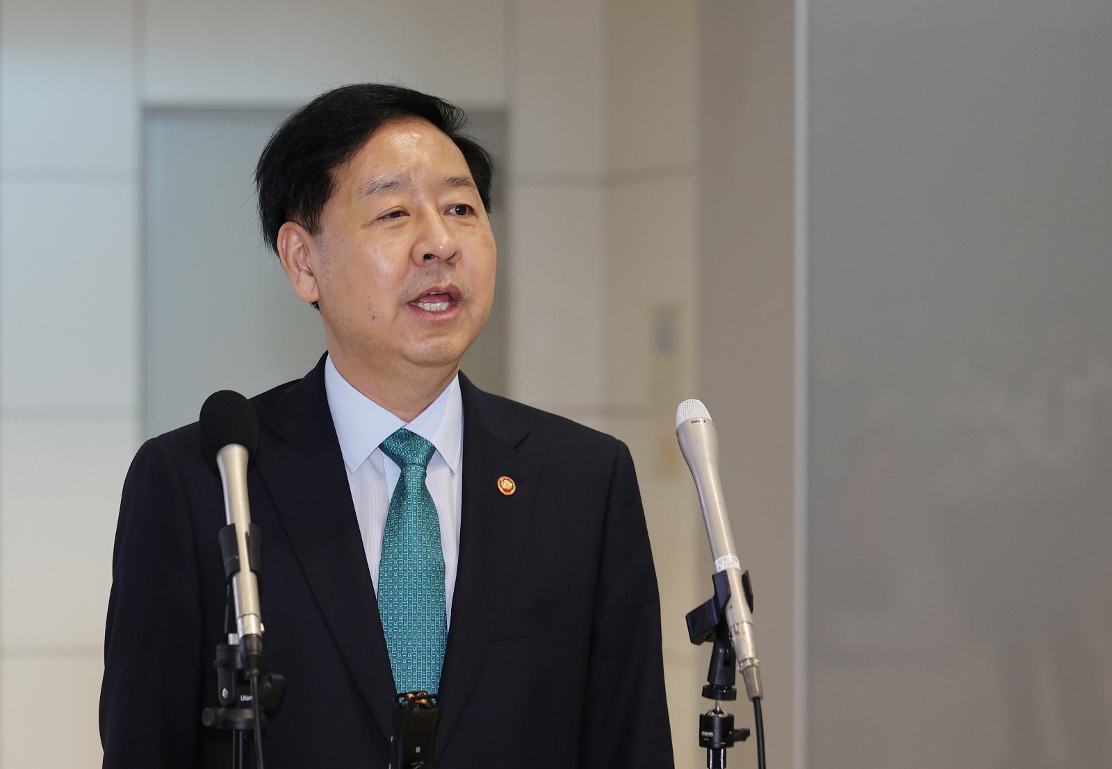 구윤철 경제부총리 겸 기획재정부 장관이 15일 오전 인천국제공항 제2터미널에서 출국전 취재진에게 인사말을 하고 있다. 구 부총리는 15일부터 18일까지 주요 20개국이 참여하는 G20 재무장관회의 및 IMF/WB 연차총회 참석한다. 회의와 별도로 방미 기간 중 스콧 베센트 미국 재무부 장관과 회담이 성사될지 주목된다. 2025.10.15/뉴스1