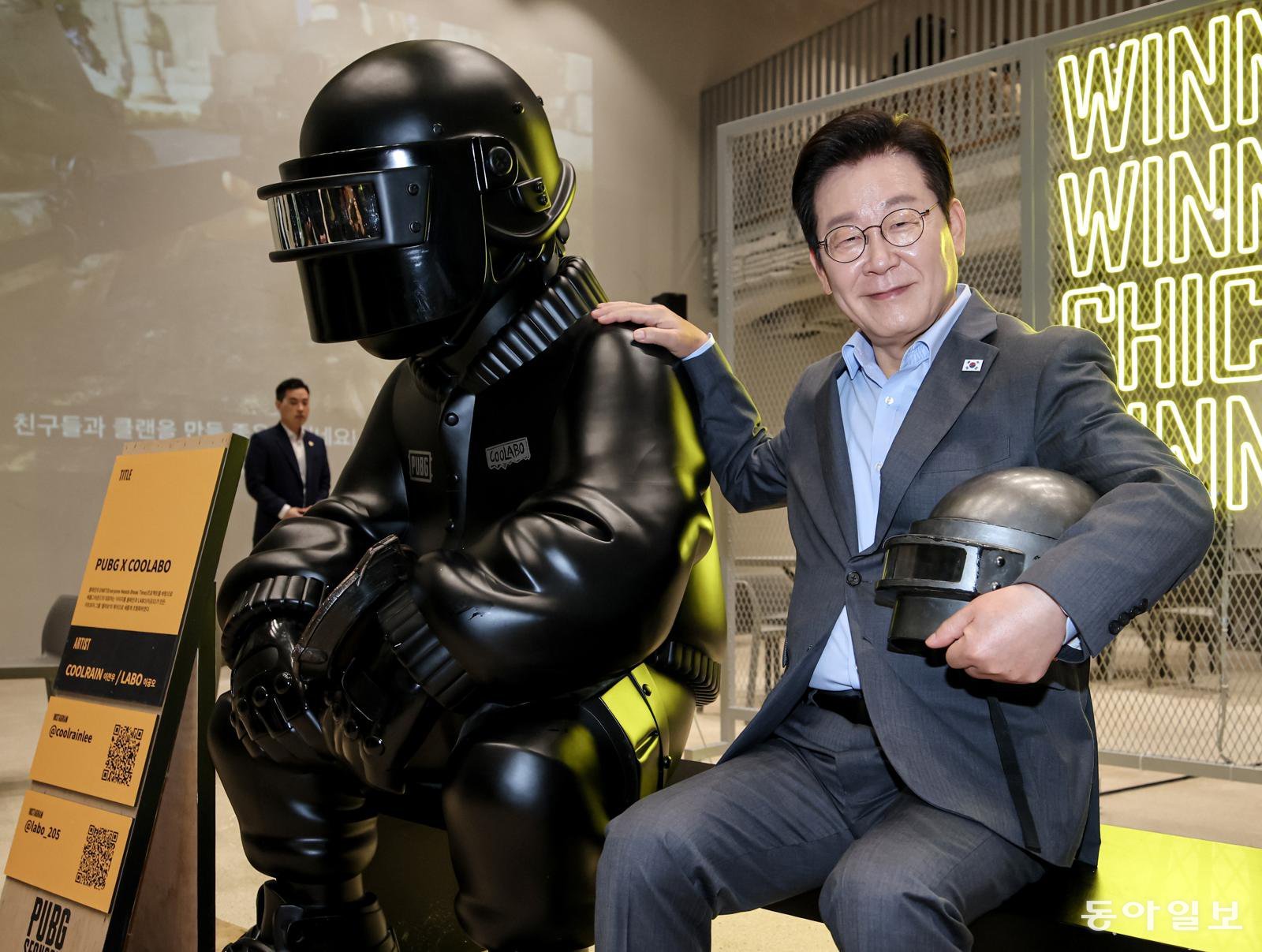 이재명 대통령이 15일 오전 서울 성동구 복합문화공간 펍지(PUBG) 성수에서 K-게임현장간담회를 갖기 전 크래프톤의 캐릭터 앞에서 헬멧을 들고 포즈를 취하고 있다. 송은석 기자 silverstone@donga.com