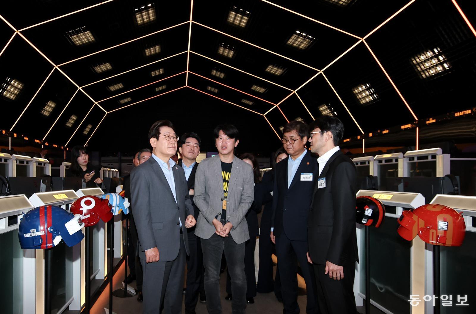 이재명 대통령이 15일 오전 서울 성동구 복합문화공간 펍지(PUBG) 성수에서 K-게임현장간담회를 갖기 전 플레이 아레나를 살펴보고 있다. 송은석 기자 silverstone@donga.com