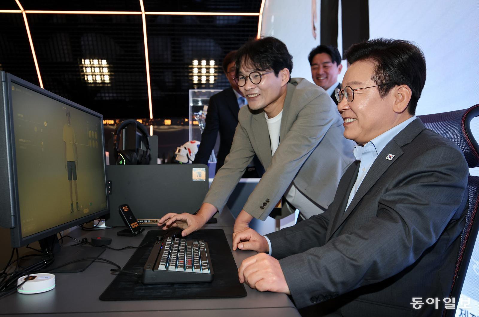 이재명 대통령이 15일 오전 서울 성동구 복합문화공간 펍지(PUBG) 성수에서 K-게임현장간담회를 갖기 전 크래프톤의 신작 게임 ‘인조이’를 체험해보고 있다. 송은석 기자 silverstone@donga.com