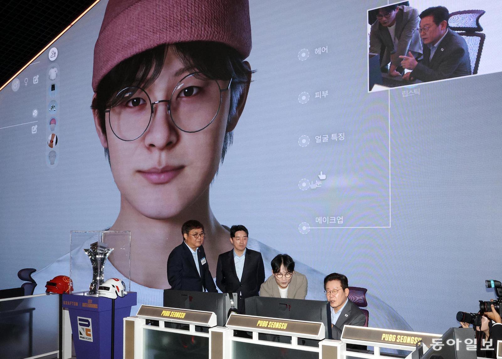 이재명 대통령이 15일 오전 서울 성동구 복합문화공간 펍지(PUBG) 성수에서 K-현장간담회를 갖기 전 크래프톤의 신작 게임 ‘인조이’를 체험해보고 있다. 송은석 기자 silverstone@donga.com