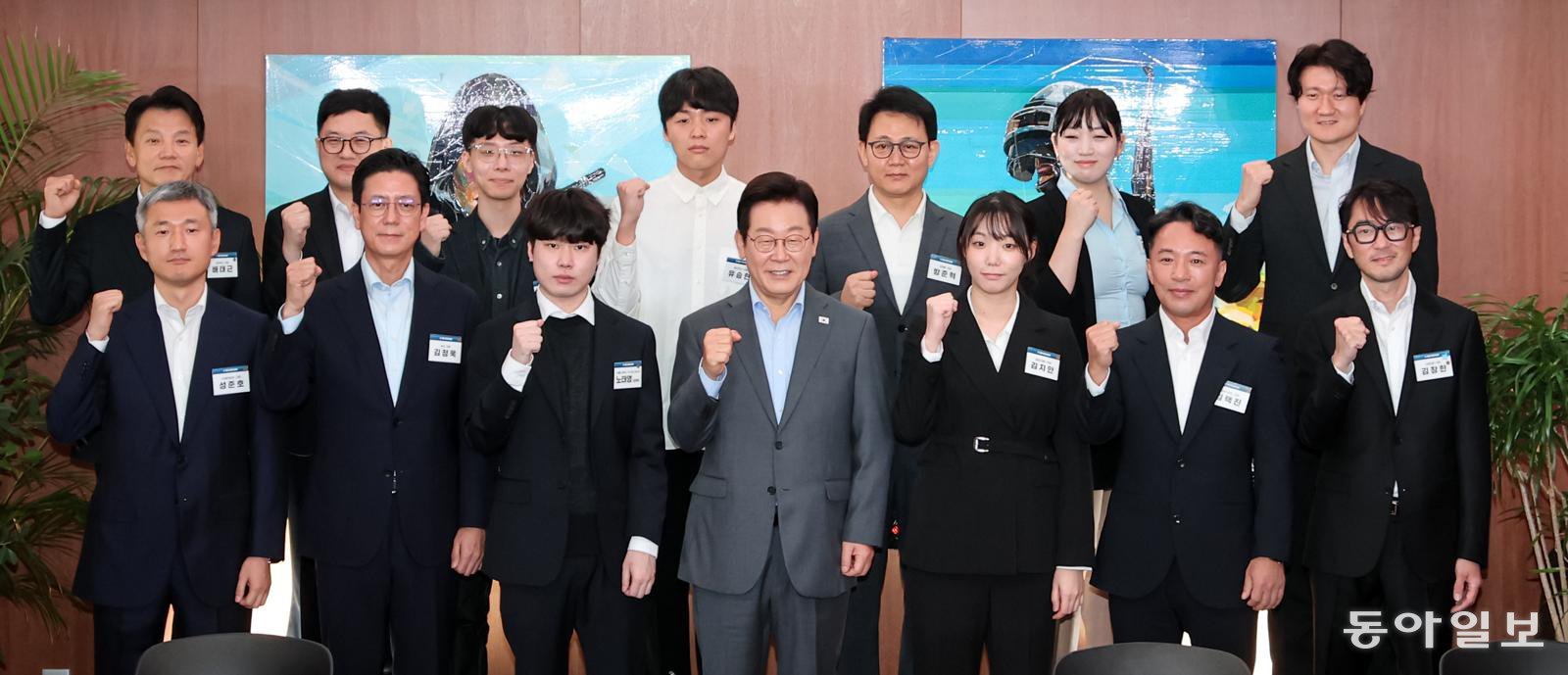 이재명 대통령이 15일 오전 서울 성동구 복합문화공간 펍지(PUBG) 성수에서 열린 K-게임현장간담회에서 참석자들과 기념 사진을 촬영하고 있다. 송은석 기자 silverstone@donga.com