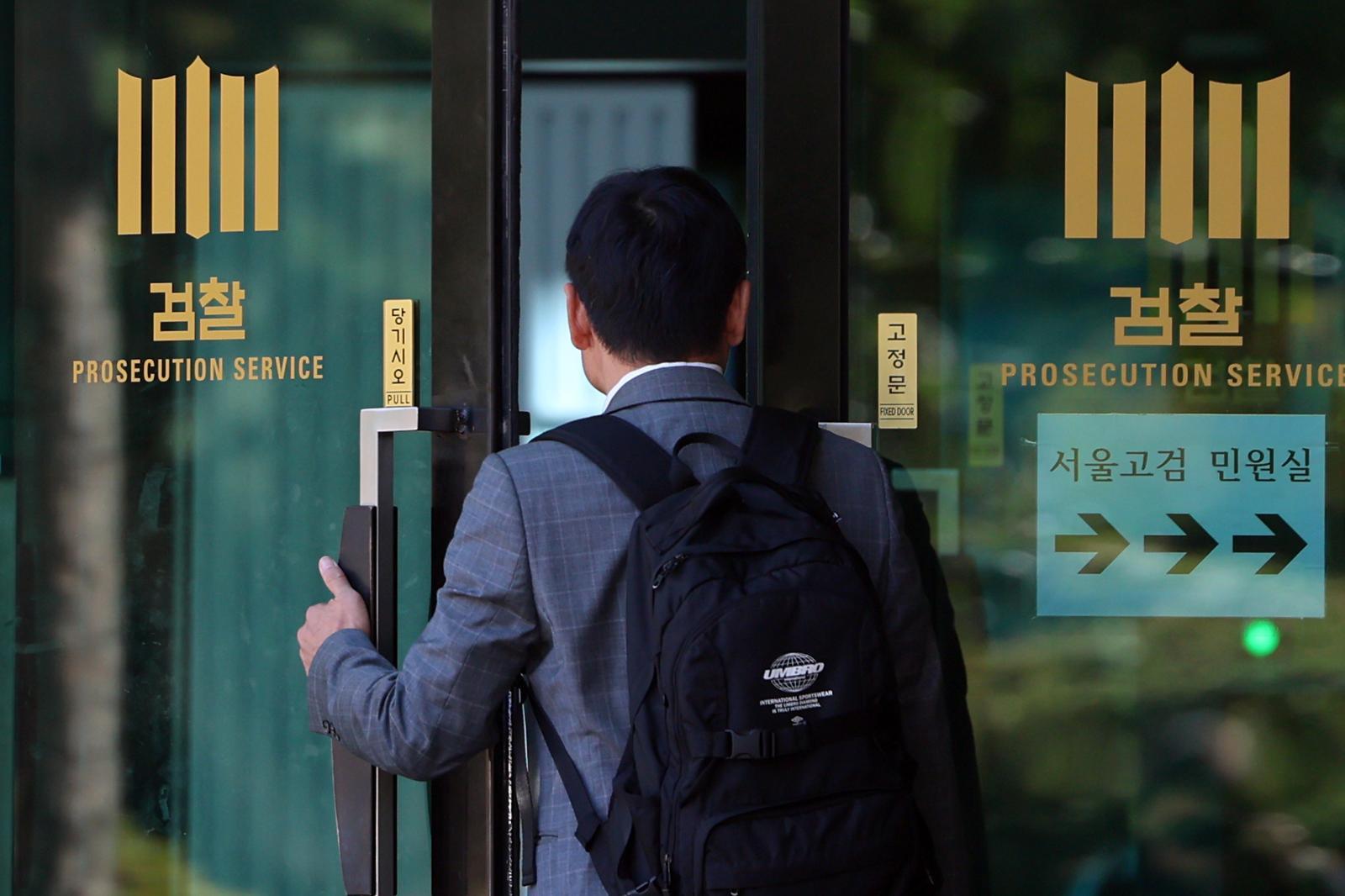 윤석열 전 대통령이 15일 오전 서울 서초구 서울고등검찰청에 마련된 내란 특검팀(특별검사 조은석)에 출석했다. 특검팀은 이날 오전 윤 전 대통령에 대한 체포영장 집행을 시도했지만 윤 전 대통령은 임의 출석 의사를 표명하고 특검 사무실에 출석했다. 사진은 이날 서울 서초구 내란 특검 사무실이 설치된 서울고등검찰청의 모습. 2025.10.15 뉴스1