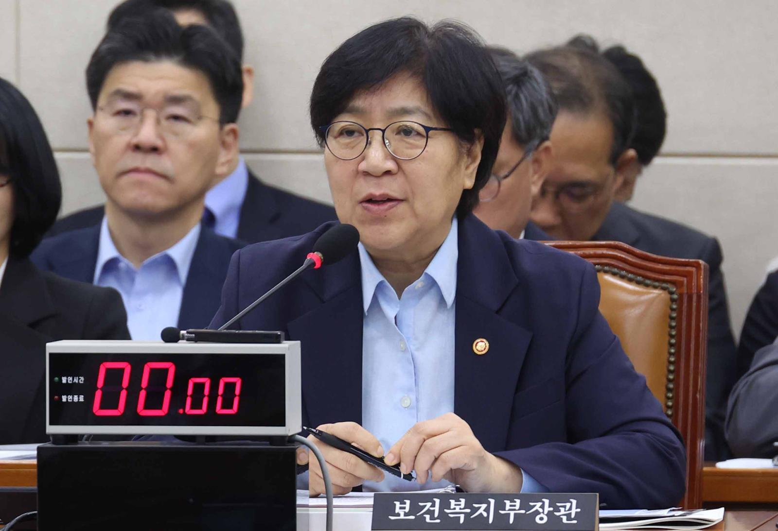 정은경 보건복지부 장관이 14일 오전 서울 여의도 국회 보건복지위원회에서 열린 보건복지부 등에 대한 국정감사에서 의원의 질의에 답변하고 있다. 2025.10.14 뉴시스