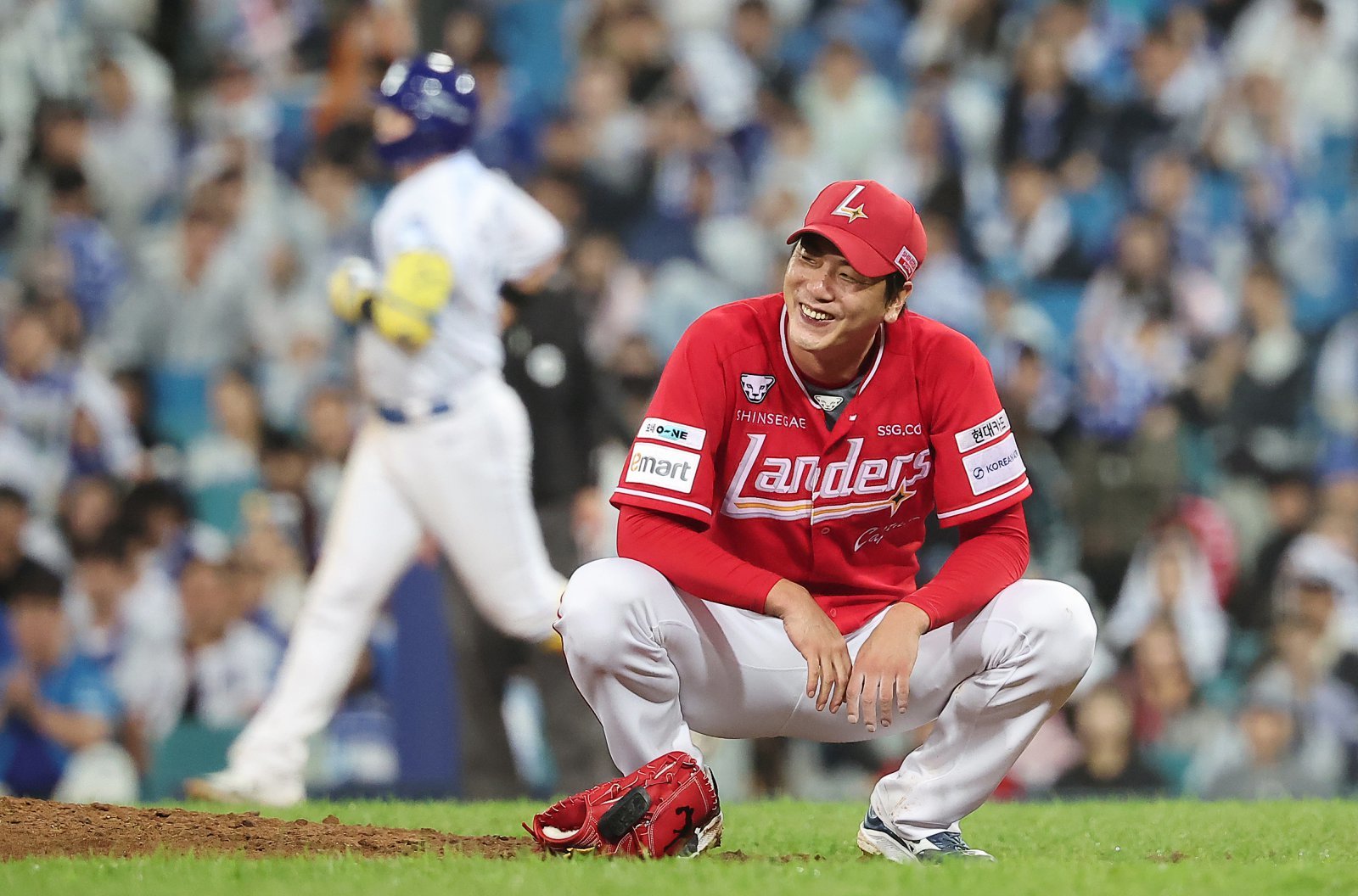 14일 오후 대구 삼성라이온즈파크에서 열린 프로야구 2025 신한 SOL뱅크 KBO 준플레이오프 3차전 SSG 랜더스와 삼성 라이온즈의 경기에서 SSG 선발 김광현이 5회말 삼성 전병우를 외야 플라이로 잡아낸 뒤 멋쩍은 미소를 짓고 있다. 2025.10.14 뉴스1