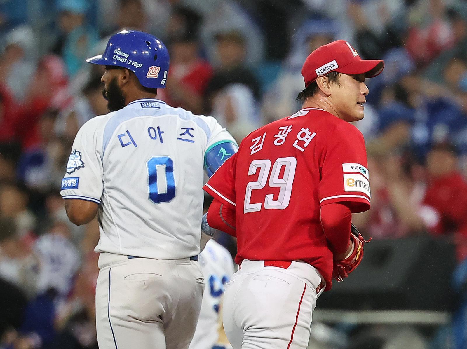14일 오후 대구 삼성라이온즈파크에서 열린 프로야구 2025 신한 SOL뱅크 KBO 준플레이오프 4차전 SSG 랜더스와 삼성 라이온즈의 경기, SSG 선발 김광현이 3회말 2사 만루 상황 삼성 디아즈를 내야 땅볼로 처리한 뒤 더그아웃으로 향하고 있다. 2025.10.14 뉴스1